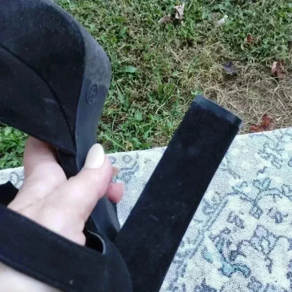 Black peep toe heels with platform - Picture 2 of 7